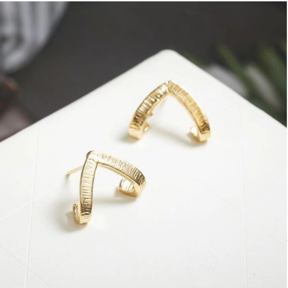 Triangular Wrap Stud Geometric Minimalist Earring - Picture 3 of 4